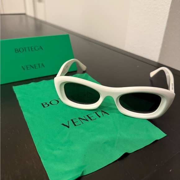 Beautiful AUTHENTIC Bottega Veneta Shades - Picture 1 of 8